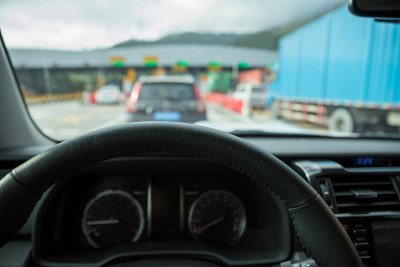 在高速公路上开车时在收费站前等待