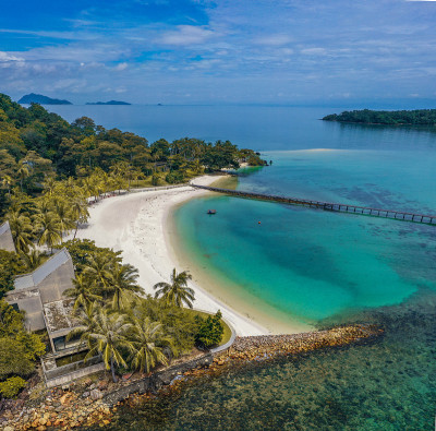 美丽的热带岛屿koh Kham，白色沙滩与火山岩石，靠近koh Mak，泰国