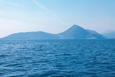 蓝色的泻湖和山脉