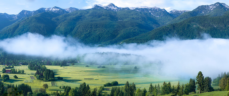 清晨薄雾中的高山山谷