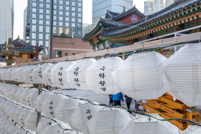 挂着纸灯笼的佛教寺庙，首尔，韩国