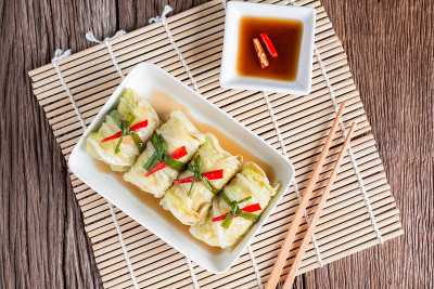 包着肉的卷心菜卷。前视图。
