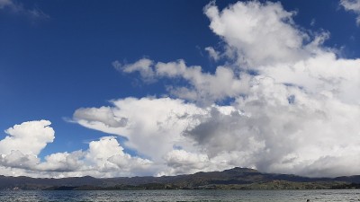 托塔泻湖的天空和水
