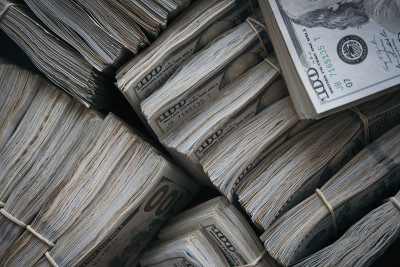 堆现金