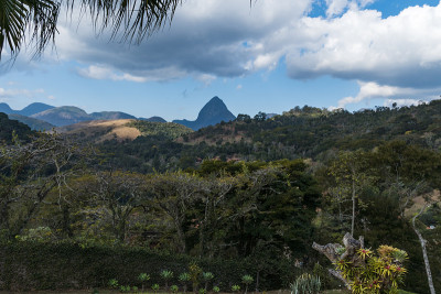 天与一些云彩在山上和小山在Itaipava, Petrópolis。巴西里约热内卢山区。鸟瞰图。有选