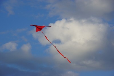 红色的风筝在天空
