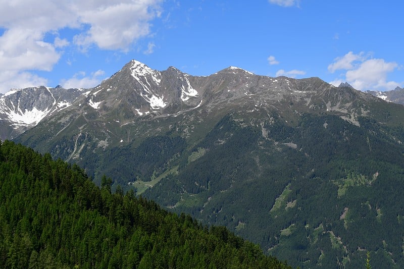 风景秀丽的斯图白谷在山后