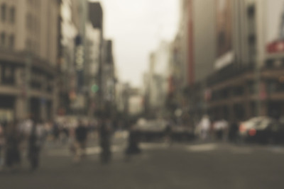 人们在午餐时间走在人行道上，灯光散景，拥挤的街道，模糊的背景在日本”或作为背景使用。