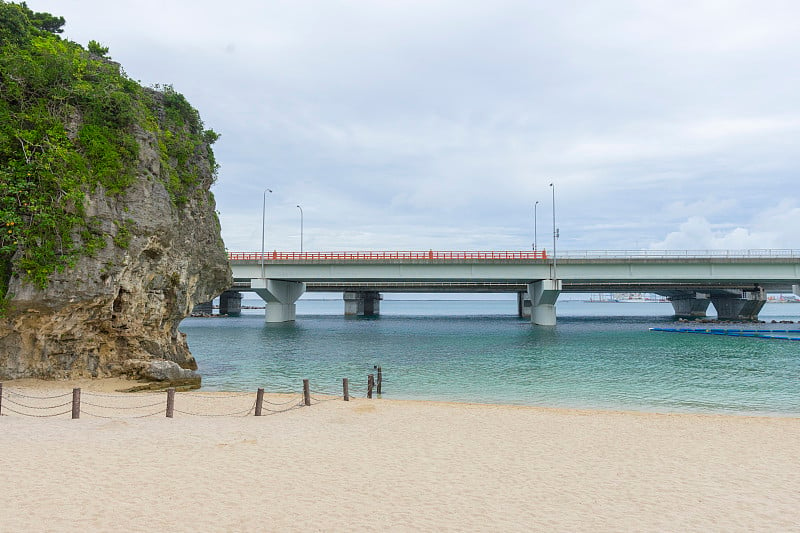 日本冲绳那霸浪上海滩。