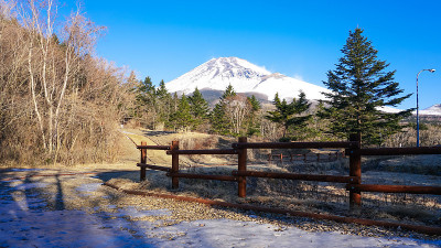 在水津冢公园，我欣赏着富士山在冬季渐近的景色。