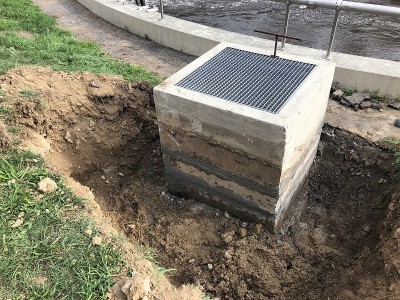 污水井已挖空进行维修工程