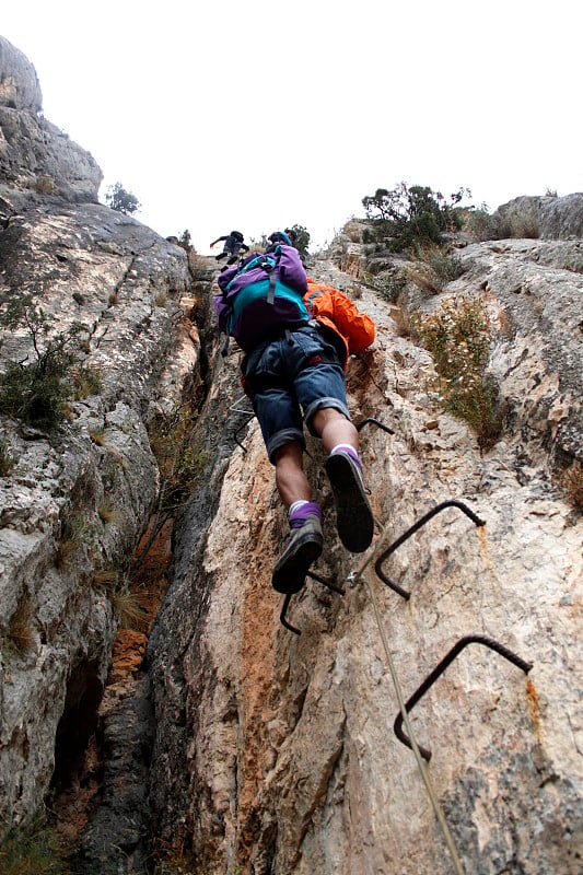 一群登山运动员正在进行via ferrata