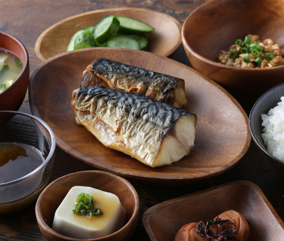 烤鲭鱼套餐和健康的日本食品