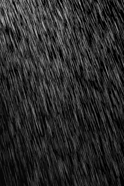 雨落在黑色的背景上