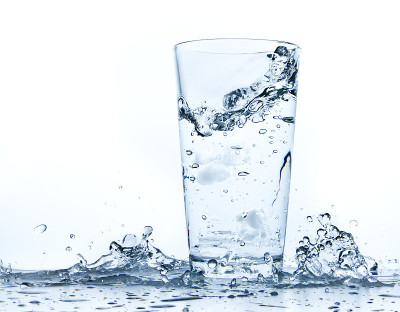 水在一个透明的高脚杯上和周围溅落