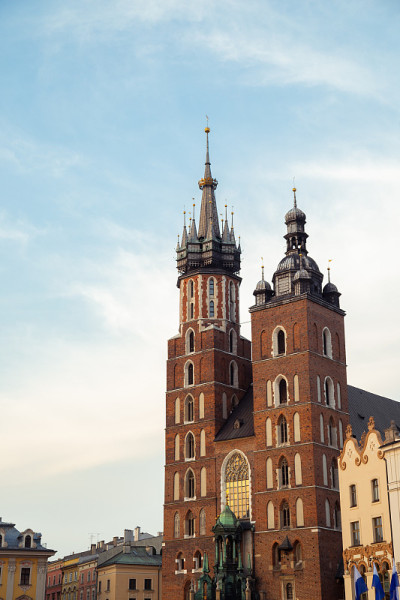 波兰克拉科夫主要市场广场(Rynek Glowny)的圣玛丽大教堂