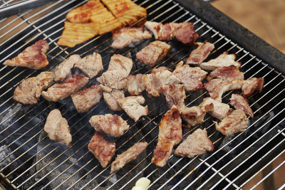 烤架上的猪肉