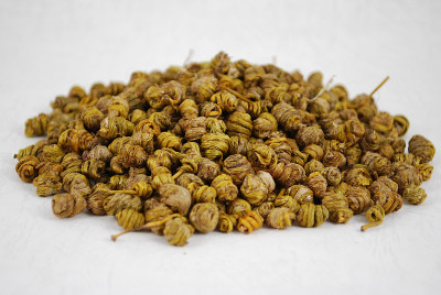 白色背景的石斛草