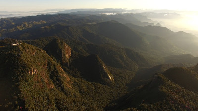 鸟瞰图的山脉在Paraty，里约热内卢de Janeiro，巴西