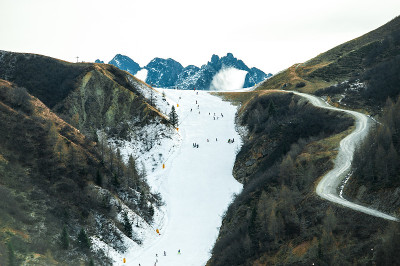 有人造雪的滑雪场