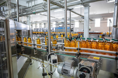 输送带或生产线在饮料厂具有现代化的自动化工业机械设备。工厂内部装有新鲜有机果汁的PET塑料瓶