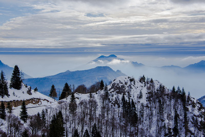 白雪皑皑的高山山峰在云中一片