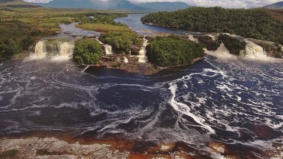 El Hacha瀑布鸟瞰图。委内瑞拉，卡纳马国家公园