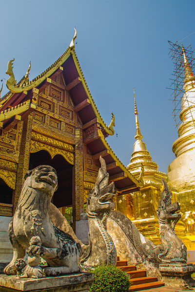 兰那风格的佛教教堂在佛寺(狮子佛)与蓝色的天空背景。Wat Phra Singh是一个重要的佛教寺庙