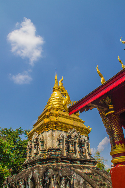 在泰国清迈最古老的寺庙——清曼寺(或清门寺)，有金色顶塔的老象座，建于1296年，由孟格雷国王以兰那