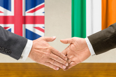英国和爱尔兰的代表握手
