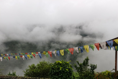 在布姆唐，布塔，雾山的Trongsa Dzong的经幡