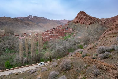 从附近的山上可以看到伊朗著名的古老村庄Abyaneh。历史悠久的红粘土房屋。泥砖。文化遗产。