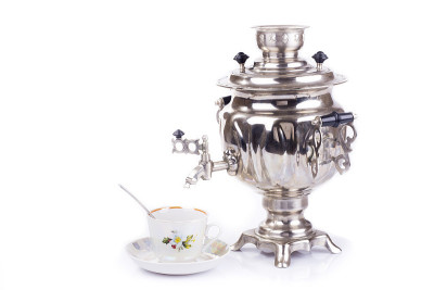 传统俄罗斯茶壶和茶杯