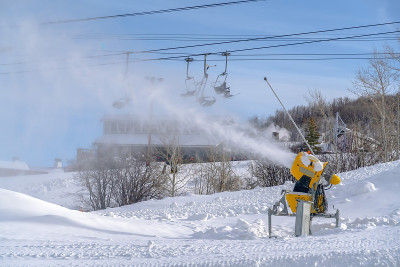 在帕克城的一个滑雪胜地，雪炮正在工作
