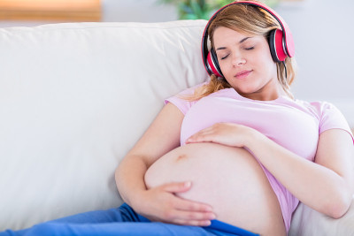 孕妇边听音乐边摸肚子