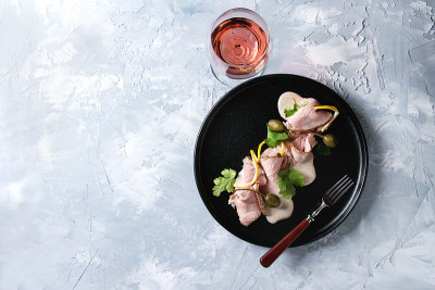 小牛肉配金枪鱼酱