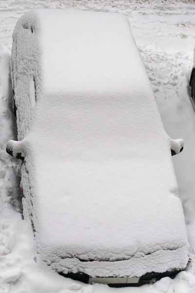 下雪后汽车盖