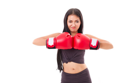 强壮的健身女性拳击手或拳击手出拳