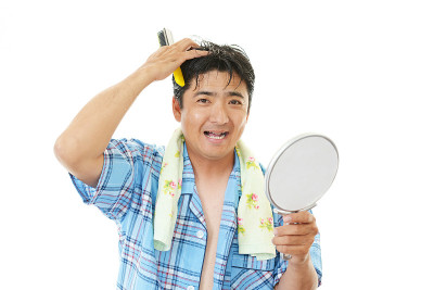 男人在梳头