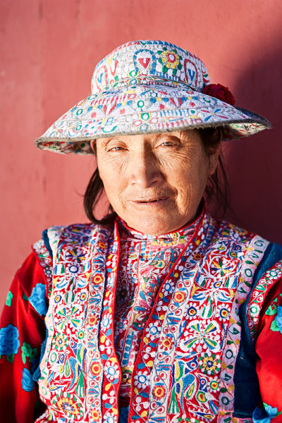 穿着民族服装的秘鲁妇女，秘鲁的Chivay