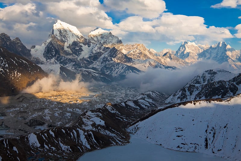 日落时美丽的山景。喜马拉雅山脉。尼泊尔