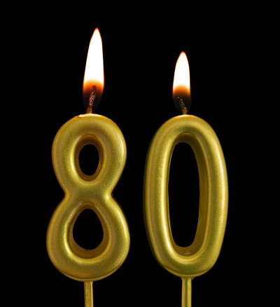 金色生日蜡烛隔黑色，数80