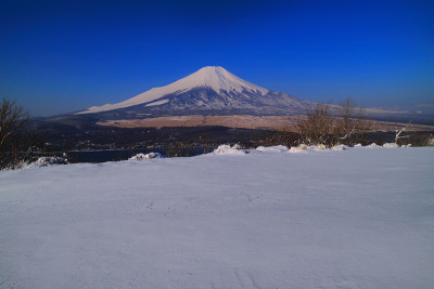 山中湖大平山山頂から雪景色の富士山