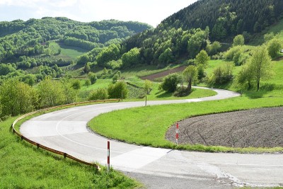 大乐队在山区蜿蜒的道路上