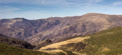 一望无际的老山与广阔的前景高原覆盖着干草和遥远的雾山