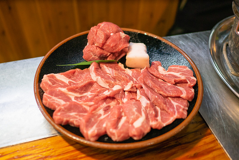 日本肉羊料理“成吉思汗(京宿馆)”北海道当地美食。成吉思汗(Jingisukan)是一种日本烧烤菜，