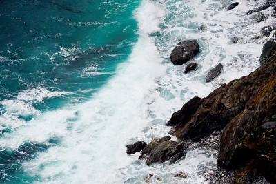 岩石和海浪在海边
