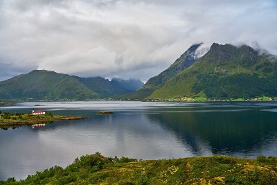 罗浮敦群岛上的Sildpollnes Kapell和Trollfjorden山脉