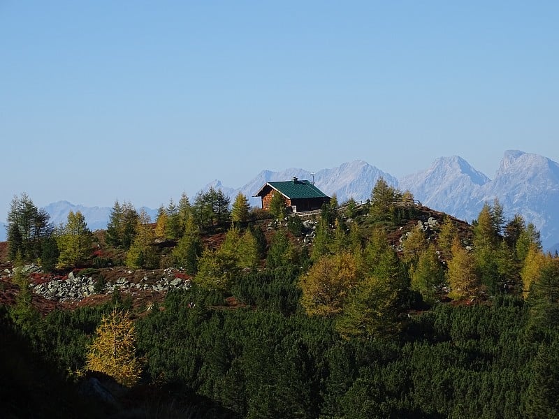 奥地利蒂洛尔因斯布鲁克西斯特拉斯兰帕契山顶上的齐本维格，对面是西格鲁伯山、哈菲勒卡山和卡温德尔山