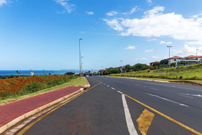 从Mhlanga Ridge通往德班城市天际线的公路